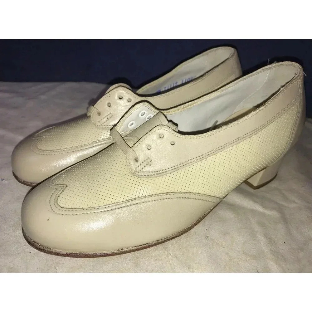 P. W. Minor Orthopedic Beige Lace Up Block Heel Oxford 6 B Medium